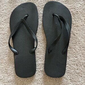 Old Navy flip flops size 9-10 (only wore once) EUC
